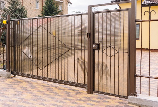 Купить ворота из профлиста с элементами ковки, с металлическими столбами в рамке или под дерево в Топках от 156945 руб